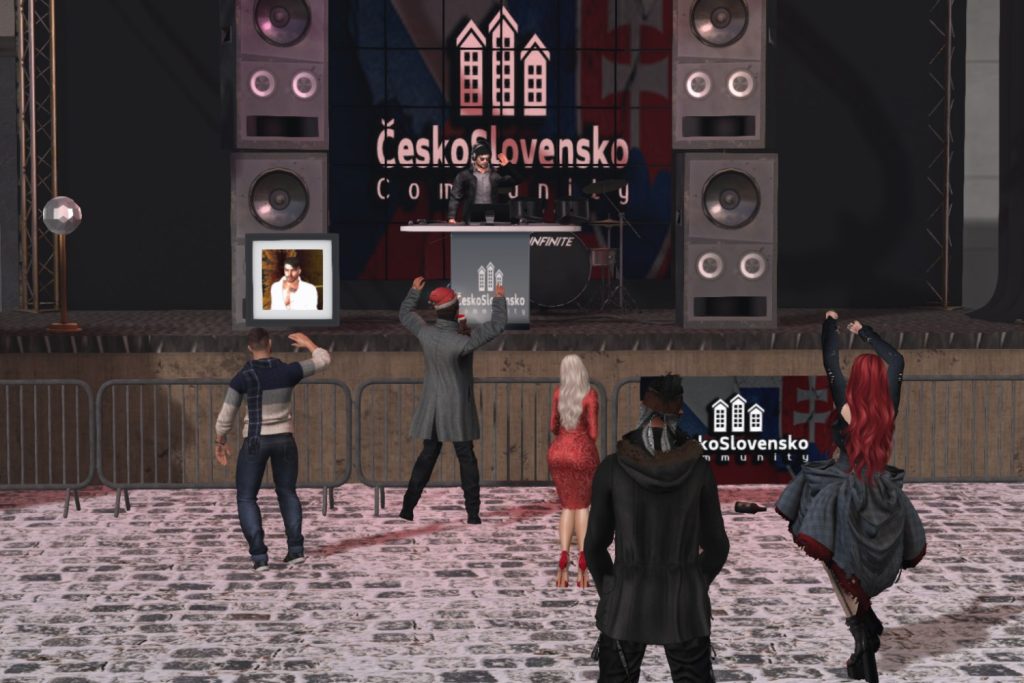 Československa komunita sa baví na koncerte.