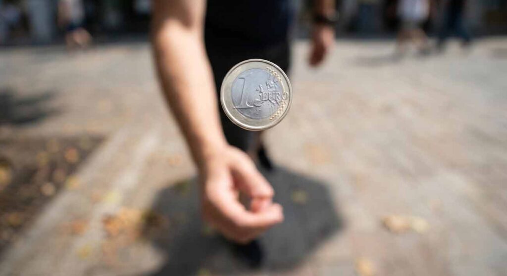 Detailný záber na rotujúcu mincu vo vzduchu, symbolizujúcu intuitívne rozhodovanie.